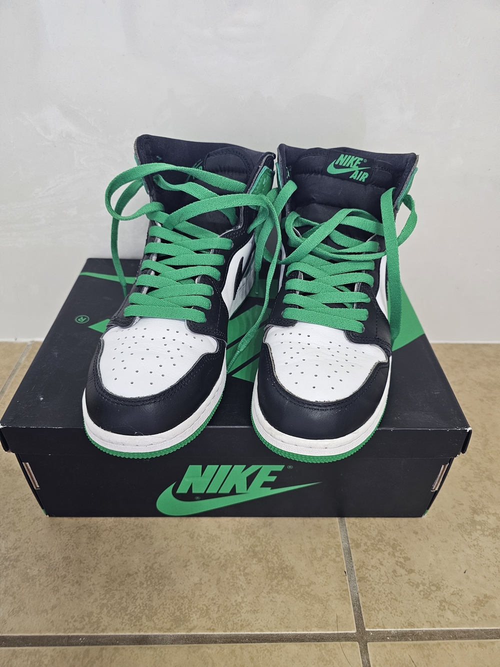 Air Jordan 1 Retro OG GS. Nike High-Top Sneakers in Black, White & Green